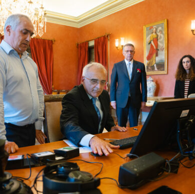 Demonstração de sistema digital em reunião institucional com o Presidente da República