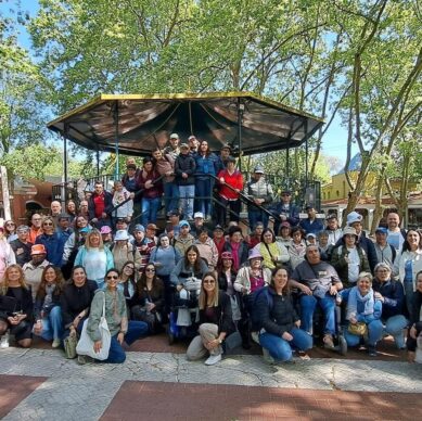 Colaboradores em ambiente informal ao ar livre com pessoas da comunidade