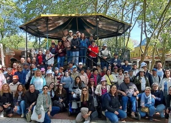 Colaboradores em ambiente informal ao ar livre com pessoas da comunidade